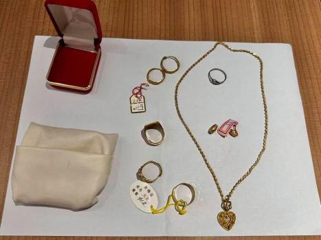 乘客将30克金首饰遗落高铁车厢 暖心归还失主