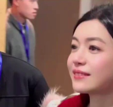 陈妍希现身吕梁录制央视跨年晚会，后台亲切互动