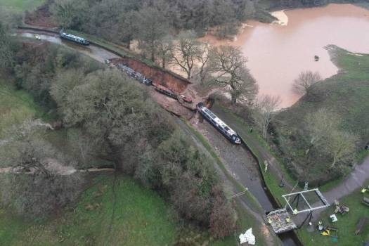 英国一运河出现天坑多艘船只搁浅 运河坍塌引发紧急救援