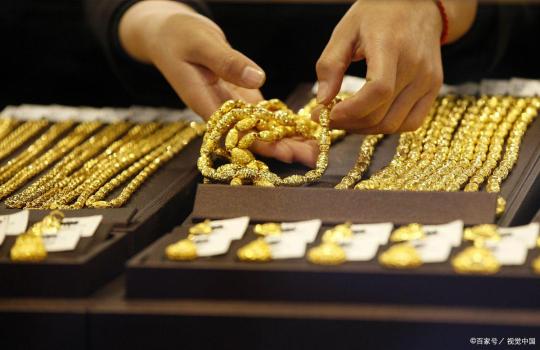 年轻人攒黄金真的会上瘾 金价飙升引发抢购潮