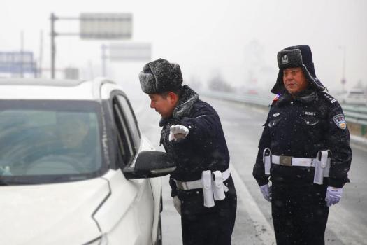 哈尔滨下雪啦 全警动员保畅通