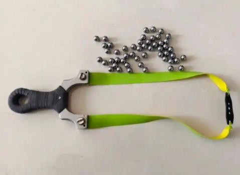 汕头一男子骑车时疑被钢珠击打 公共安全隐患引关注