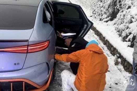 游客自驾车辆雪地受困 交警暖心救援 警民携手共克难关