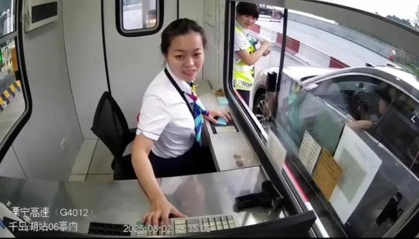 你如何看待高速收费员帮忙垫付过路费 信任与诚信的“双向奔赴”