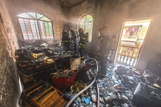 给手机充电，千万不要放在枕头下面