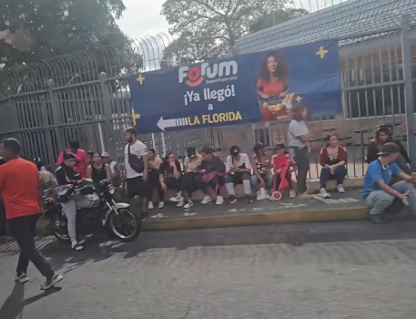 在委华人最新情况：超市被抢购一空、两地航班取消，民众忧心物价上涨