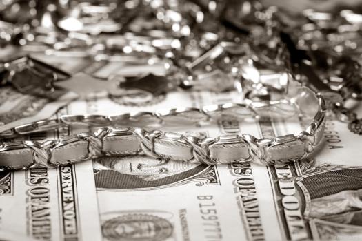 白银暴涨暴跌背后 三重因素共振