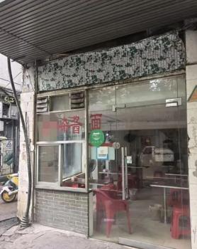 顾客吃面用纸巾垫桌上遭驱赶辱骂 服务态度引争议