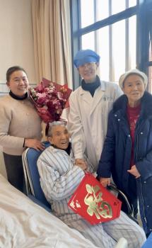 106岁爷爷10分钟手术重见光明 创下国内纪录