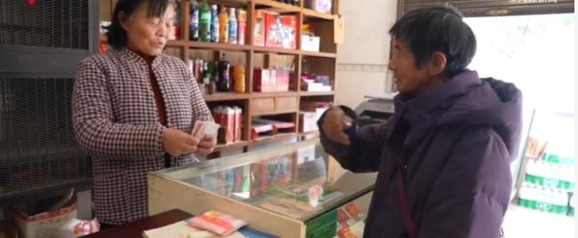 69岁独臂奶奶替亡子还债：不还心不安 诚信感动社会