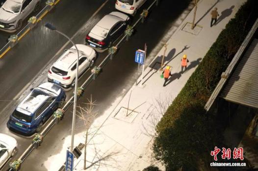 郑州城管出动2.7万人次除雪 应对低温冰冻天气