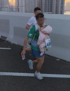 男子背婴儿跑全马引热议 争议画面遭强制退赛
