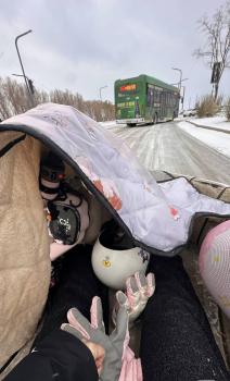 10分钟路程骑40分钟还摔了一跤 寒潮致道路结冰