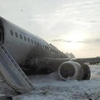 俄载353人客机起飞时冲出跑道 全员平安无恙