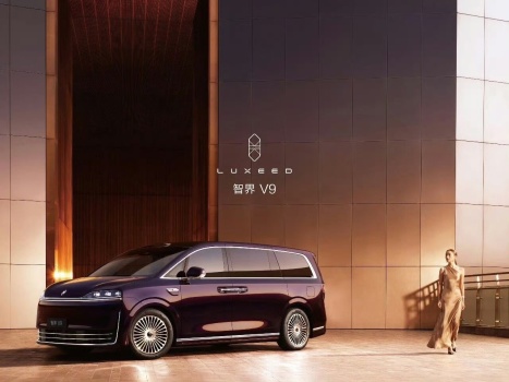 智界V9侧向迎宾光毯曝光 或联动车门座椅