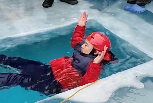 羽绒服能当救生衣吗？真人测试 消防员亲测揭秘真相