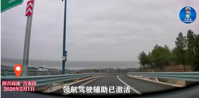 司机智驾松手致车突停 后方大货追尾 新手体验智驾酿事故