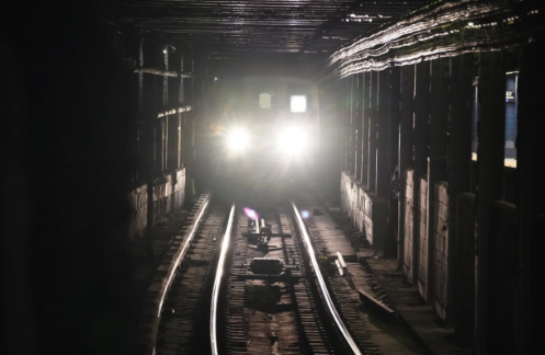 纽约流浪汉为躲寒潮涌入地铁 纽约地铁一天内发现两具遗体