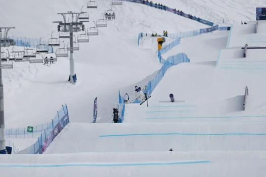 谷爱凌连续两届冬奥摘银 高难度动作展现实力