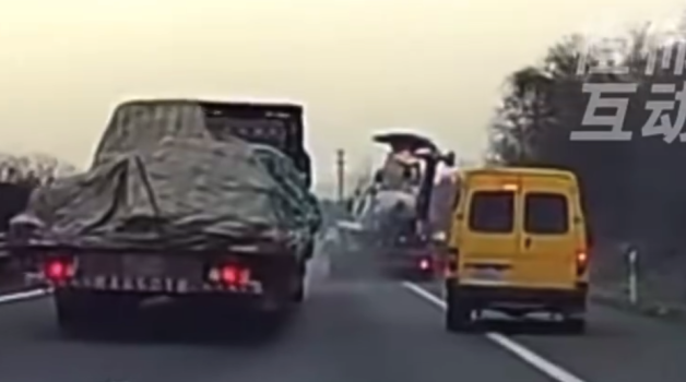半挂车撞上托运中的直升机 飞机价值约2000万美元？