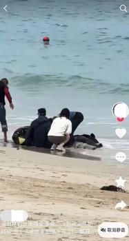 玩滑翔伞坠落海边礁石男子被送往医院 事故原因待查