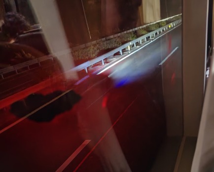 大巴公司回应高速上多个行李箱甩出 乘客财物受损引发关注