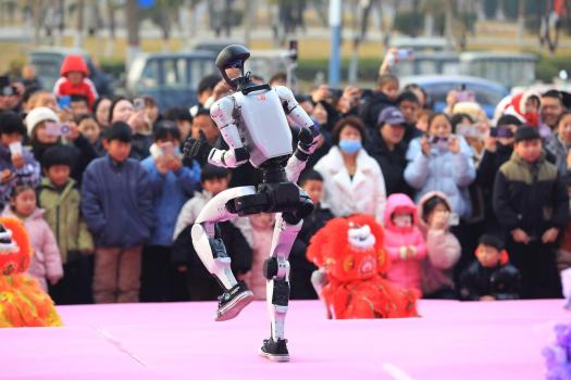 春节热门机器人租赁迎高峰日薪8000 一天赶三场活动