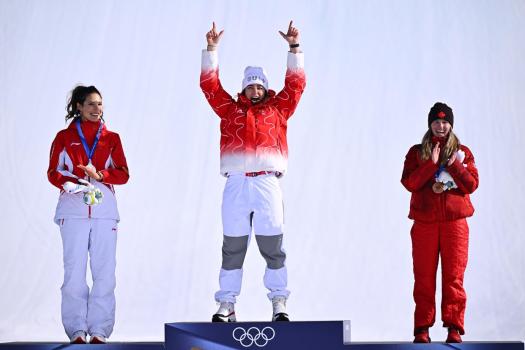 0.38分之差！谷爱凌坡障决赛屈居亚军，连续两届冬奥会获银牌 再度惜败格雷莫德