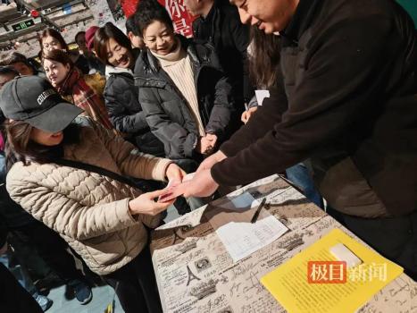 超市老板投资黄金挣1千多万全给员工 春节前的特别红包