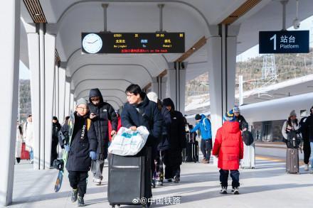 中国铁路：铁路春运进入节前客流高峰 增开夜间高铁满足需求
