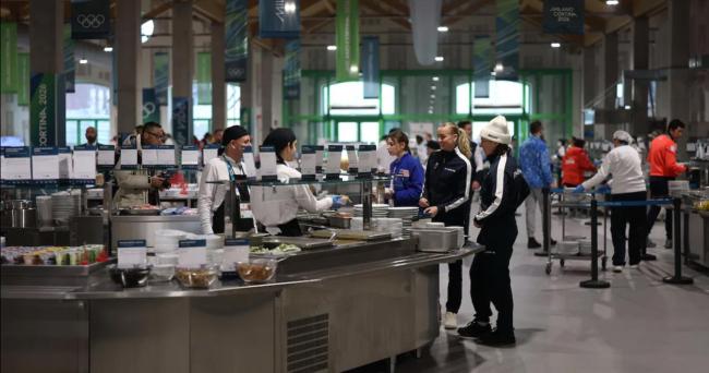 冬奥食堂披萨意面火爆排长队 征服运动员胃