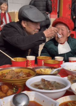 83岁老人吃席时细心照顾老伴 温情一幕感动网友