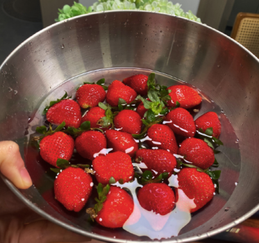 草莓用流水冲洗后就能吃 为什么有的草莓形状很奇怪