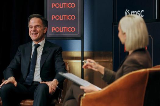 北约秘书长称接受爸爸梗标签 幽默回应引发热议