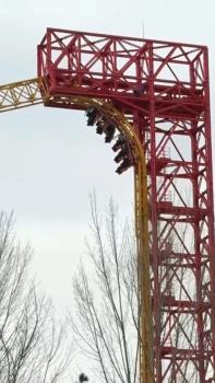 过山车开放次日故障 游客倒挂3分钟 惊险瞬间引关注