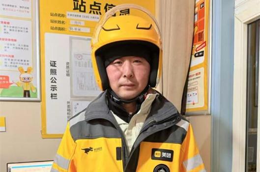 近日北京海淀一外卖员送餐途中遇人落水时下水救人的引关注 英勇行为温暖人心