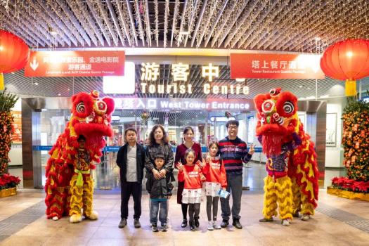 广州塔喜迎“头彩”家庭 新春登高望远