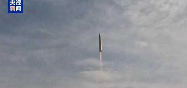 伊朗大规模发射先进导弹 展示新一代武器实力