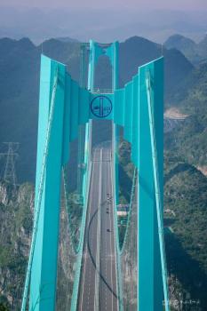 贵州跨越天堑的钢铁脊梁 空中桥梁引领发展新高度