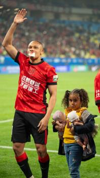 肘击致蓉城外援缝15针！37岁前国脚因严重犯规遭追罚：禁2场+罚1万 红牌引发热议