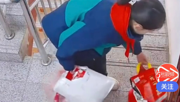 女孩随手扔掉邻居门口垃圾获感谢