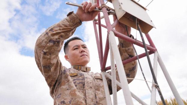 空军导航兵用电波为战鹰引航 默默守护的灯塔