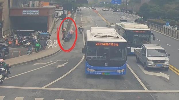 外卖小哥一个举动救下600多户人家 平凡中的温暖与担当