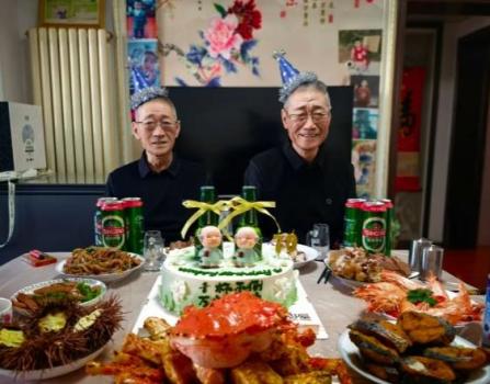 70岁双胞胎年年一起庆生 温馨场面感动人心