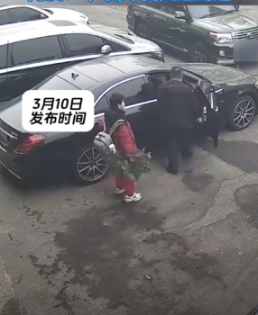 爸爸误以为孩子已经上车直接开走，儿子站在原地发懵