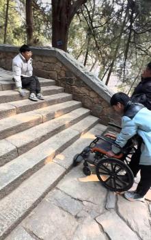 残疾男生爬山好友轮流扛轮椅 真挚友情感动众人