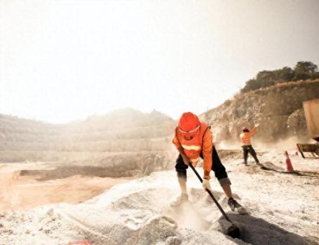 男子冒名工作35年养老金被停发起诉 法院确认部分劳动关系