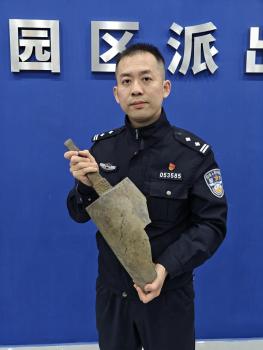 老夫妻捡到铁疙瘩上交 竟是国宝 千年句鑃重见天日