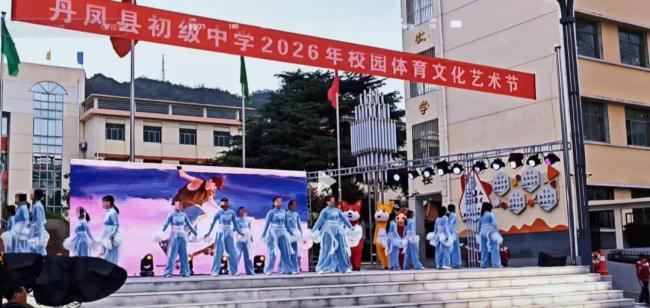 演出服遭集体退货家属称表演取消村 彩排已穿却申请退货