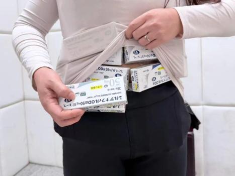 女子绑藏73盒西地那非被查获 海关严打违规携带